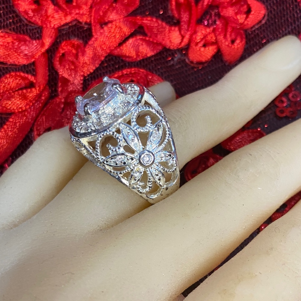 Elegant Silver Ring with Clear Gemstone - Picture 3 of 5